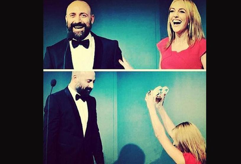 Meryem Uzerli Halit Ergençin önünde diz çöktü