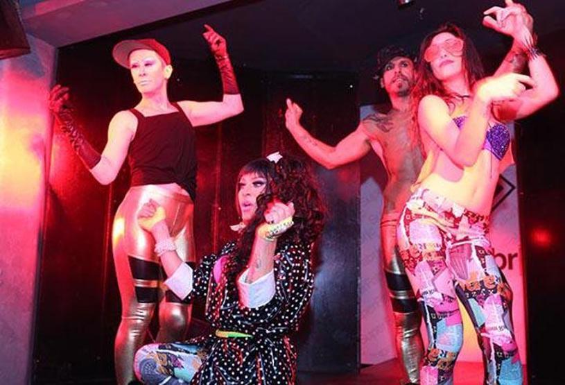 İçinde duş alınan gay kulüp