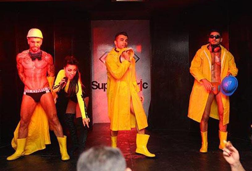 İçinde duş alınan gay kulüp
