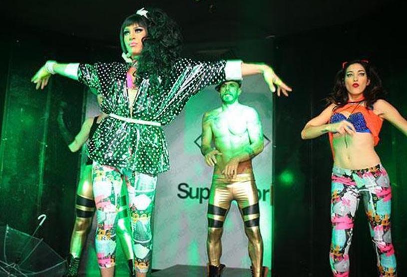 İçinde duş alınan gay kulüp