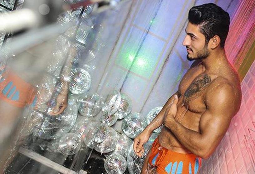 İçinde duş alınan gay kulüp