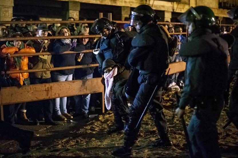 Boğa yakma festivali eylemlere rağmen gerçekleştirildi