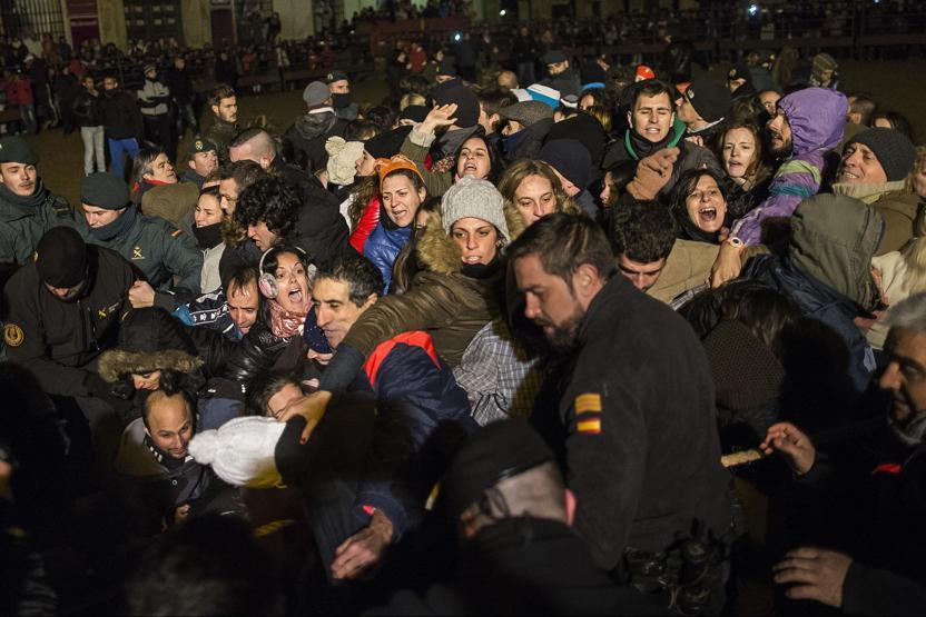 Boğa yakma festivali eylemlere rağmen gerçekleştirildi