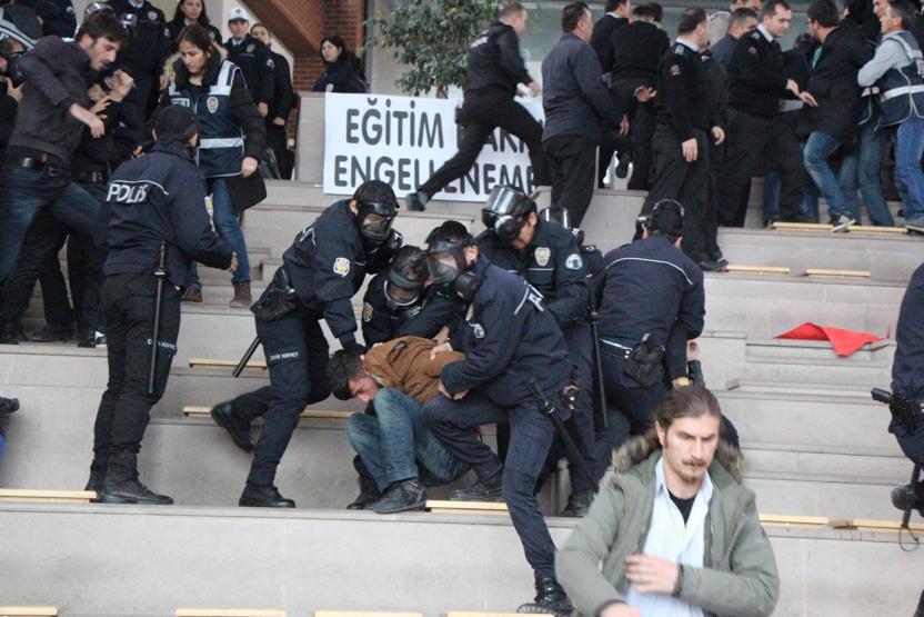 Öğrencilere yaka paça gözaltı