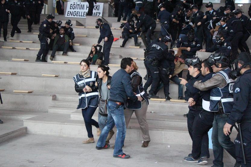Öğrencilere yaka paça gözaltı