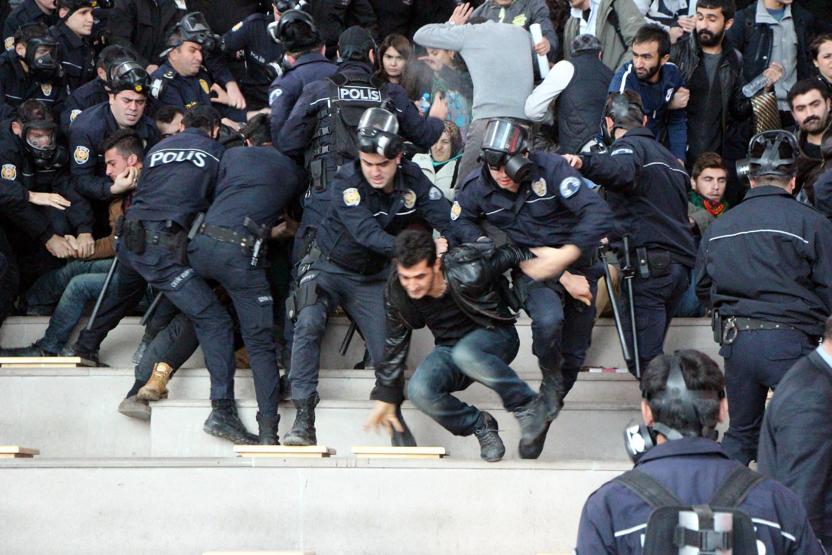 Öğrencilere yaka paça gözaltı