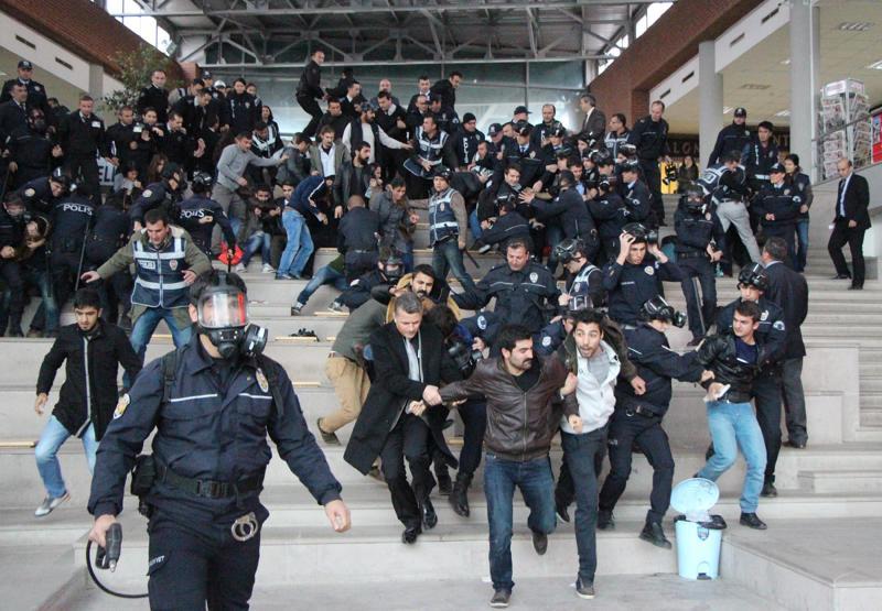Öğrencilere yaka paça gözaltı