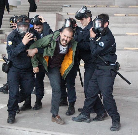 Öğrencilere yaka paça gözaltı