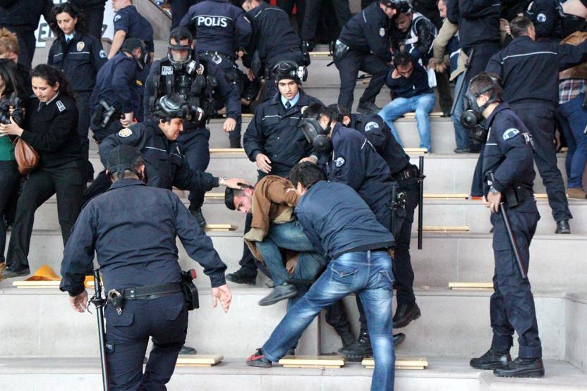 Öğrencilere yaka paça gözaltı