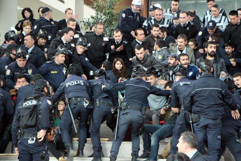 Öğrencilere yaka paça gözaltı