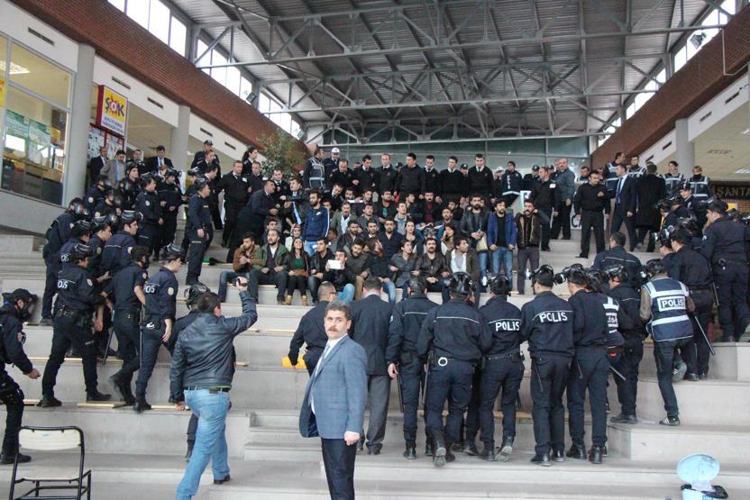 Öğrencilere yaka paça gözaltı