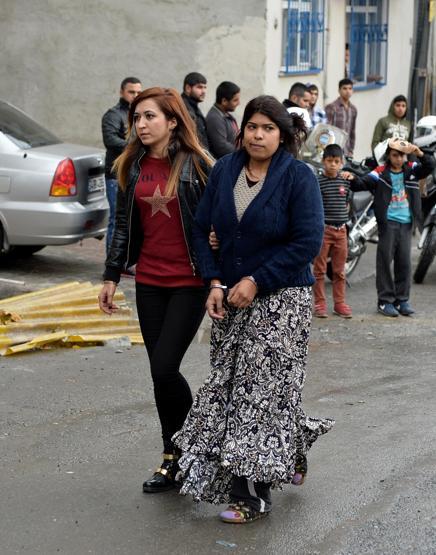 Polisin asayiş uygulaması yaptığı mahalle karıştı