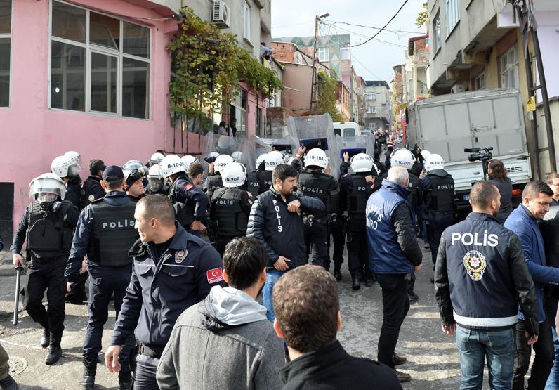 Polisin asayiş uygulaması yaptığı mahalle karıştı