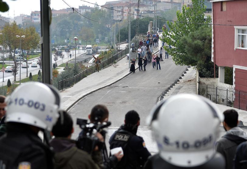 Polisin asayiş uygulaması yaptığı mahalle karıştı