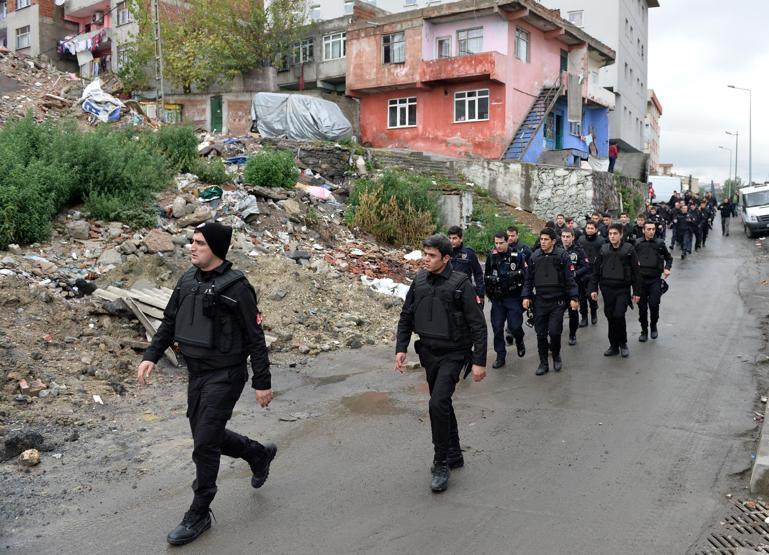 Polisin asayiş uygulaması yaptığı mahalle karıştı