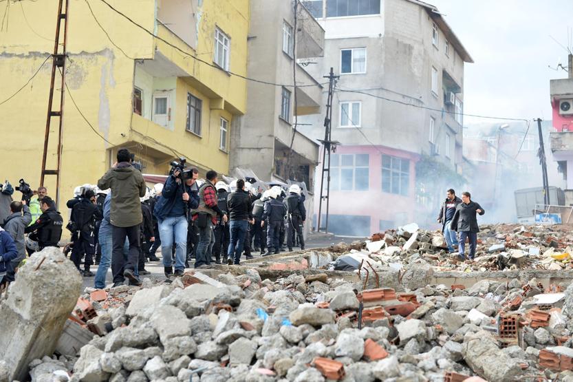 Polisin asayiş uygulaması yaptığı mahalle karıştı