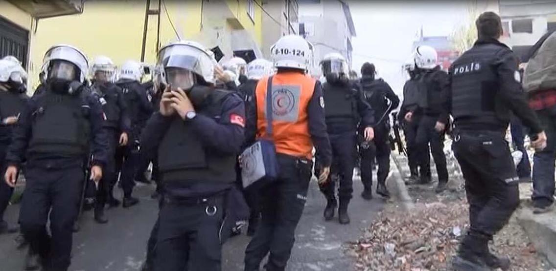 Polisin asayiş uygulaması yaptığı mahalle karıştı