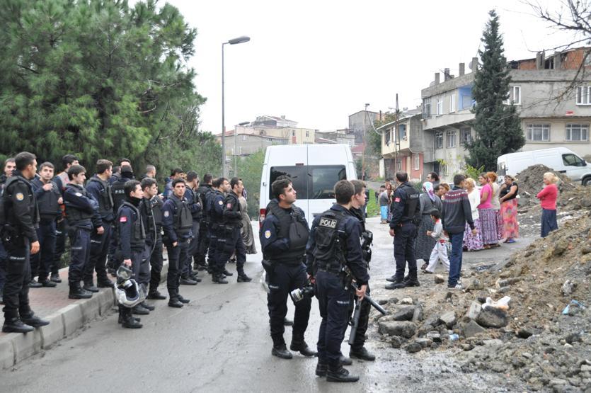 Polisin asayiş uygulaması yaptığı mahalle karıştı
