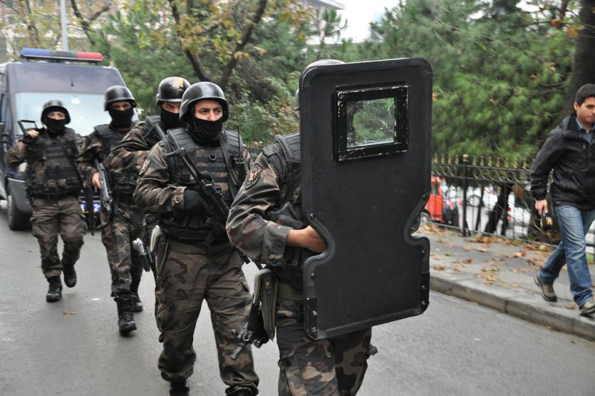 Polisin asayiş uygulaması yaptığı mahalle karıştı