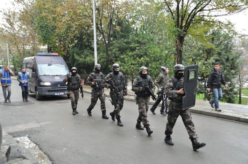 Polisin asayiş uygulaması yaptığı mahalle karıştı