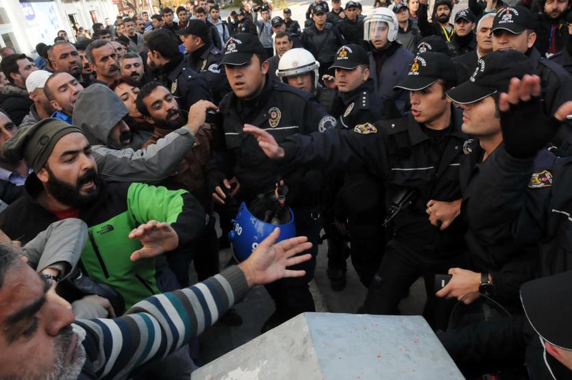 Tuncelide Başbakan Davutoğluna protesto