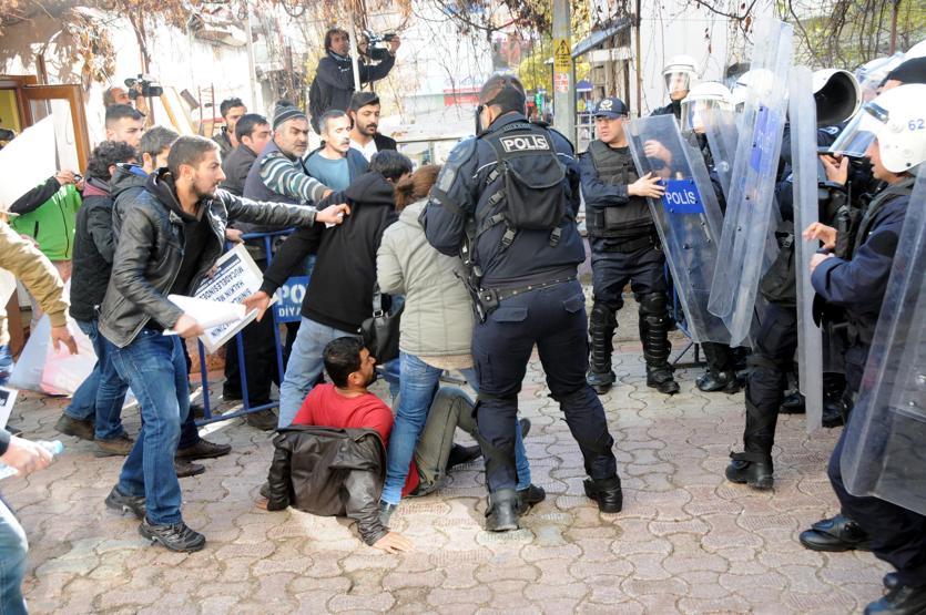 Tuncelide Başbakan Davutoğluna protesto