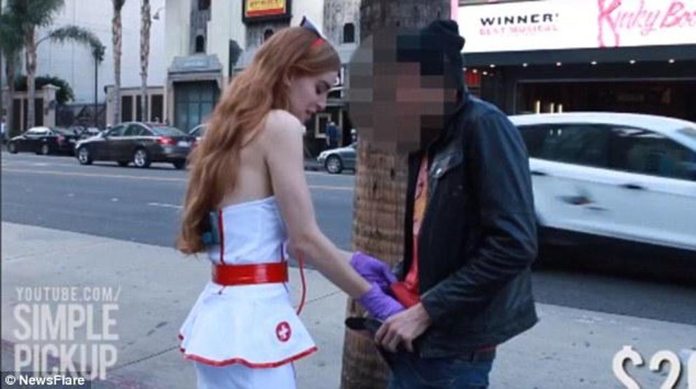 Sokağın ortasında testis kontrolü
