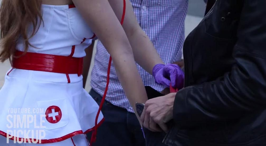 Sokağın ortasında testis kontrolü