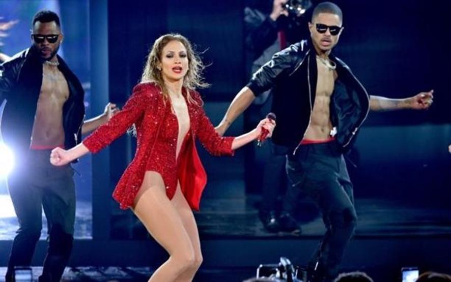 Jennifer Lopez geceye damgasını vurdu