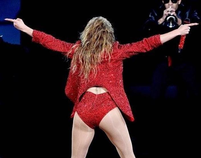 Jennifer Lopez geceye damgasını vurdu