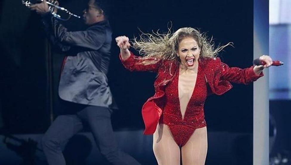 Jennifer Lopez geceye damgasını vurdu