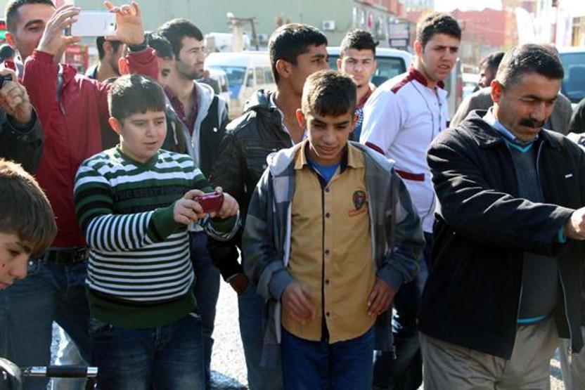 Belediye bulduğu inekleri cadde ortasında kesiyor