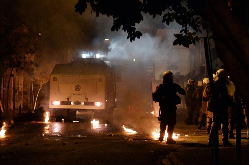 Atina gece Alexis için yandı, gündüz Noel Baba için renklendi