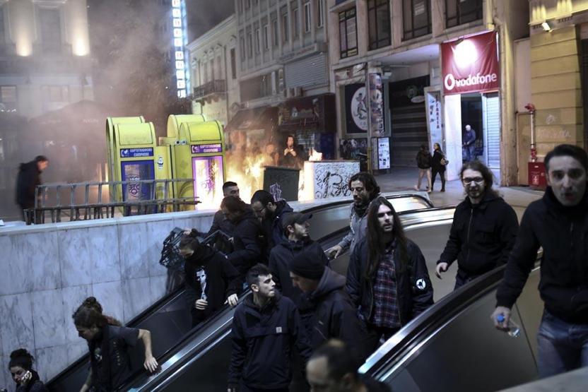 Atina gece Alexis için yandı, gündüz Noel Baba için renklendi
