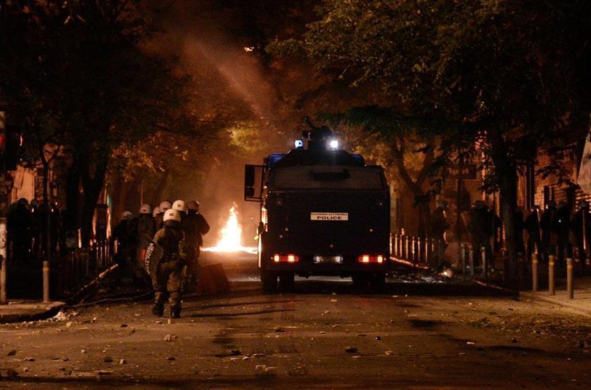 Atina gece Alexis için yandı, gündüz Noel Baba için renklendi