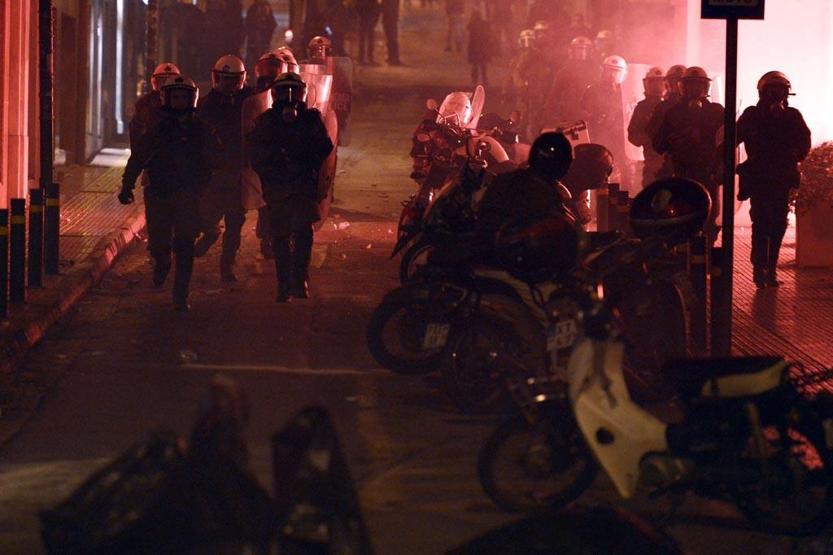 Atina gece Alexis için yandı, gündüz Noel Baba için renklendi