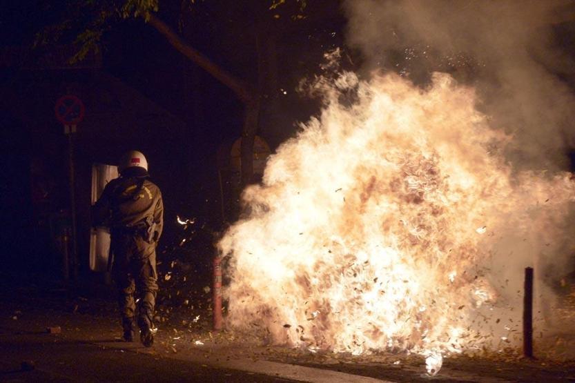 Atina gece Alexis için yandı, gündüz Noel Baba için renklendi