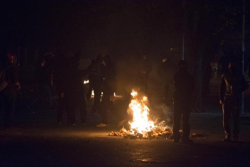 Atina gece Alexis için yandı, gündüz Noel Baba için renklendi