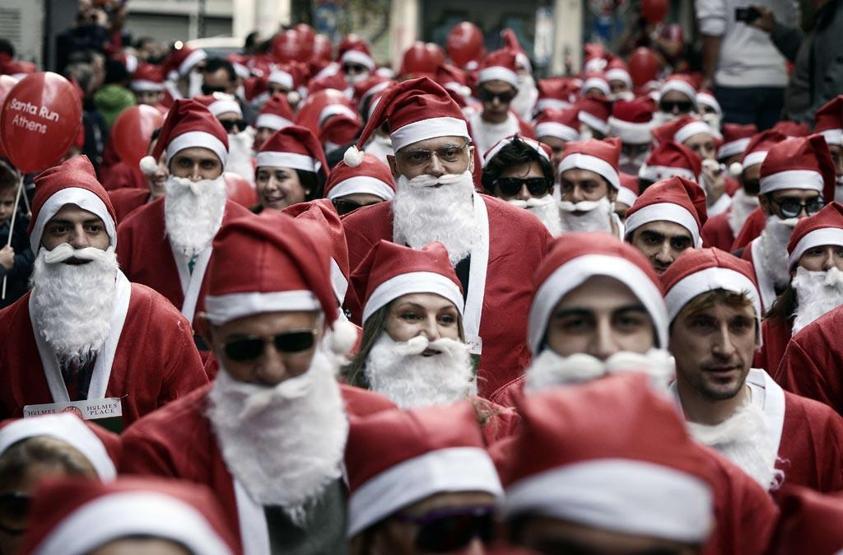 Atina gece Alexis için yandı, gündüz Noel Baba için renklendi