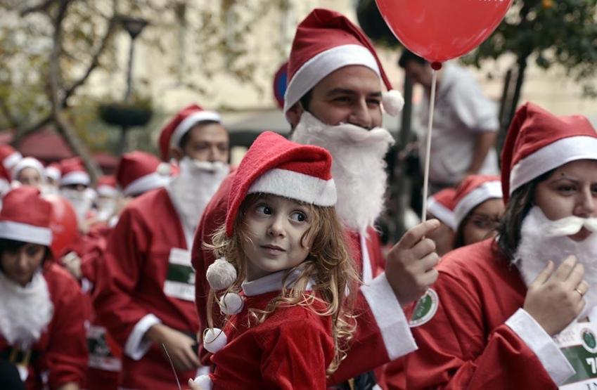 Atina gece Alexis için yandı, gündüz Noel Baba için renklendi