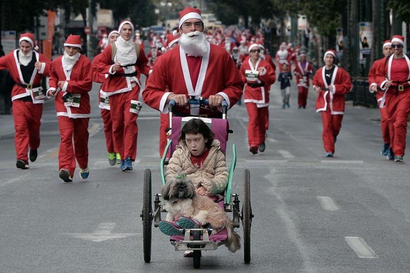 Atina gece Alexis için yandı, gündüz Noel Baba için renklendi