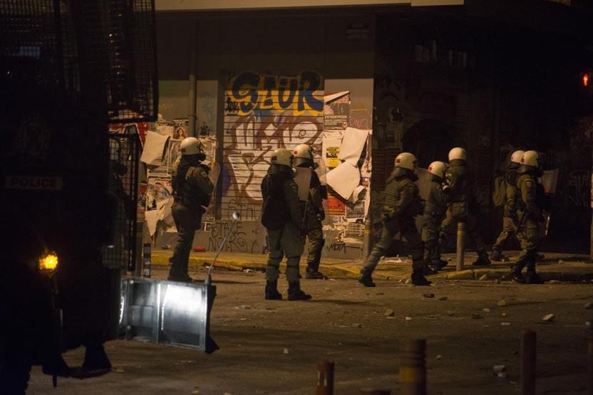 Atina gece Alexis için yandı, gündüz Noel Baba için renklendi