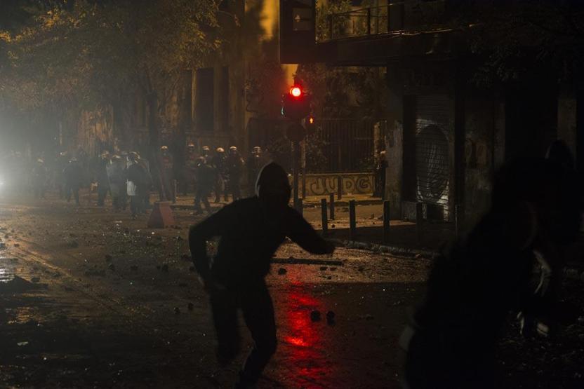Atina gece Alexis için yandı, gündüz Noel Baba için renklendi
