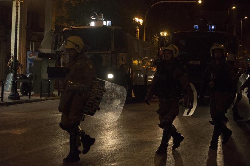 Atina gece Alexis için yandı, gündüz Noel Baba için renklendi