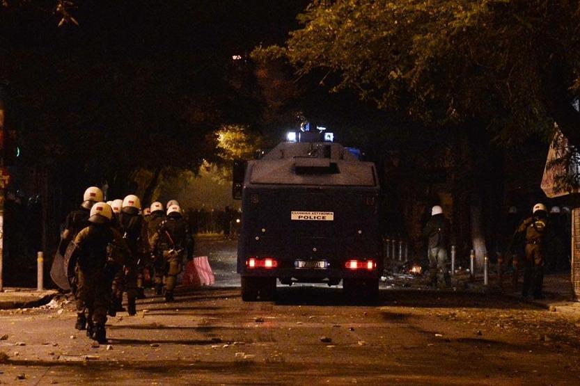 Atina gece Alexis için yandı, gündüz Noel Baba için renklendi
