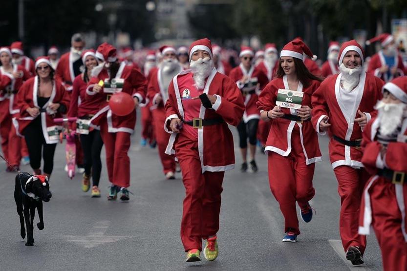 Atina gece Alexis için yandı, gündüz Noel Baba için renklendi