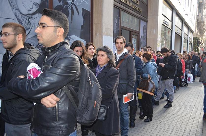 Herkes onun için kuyruğa girdi