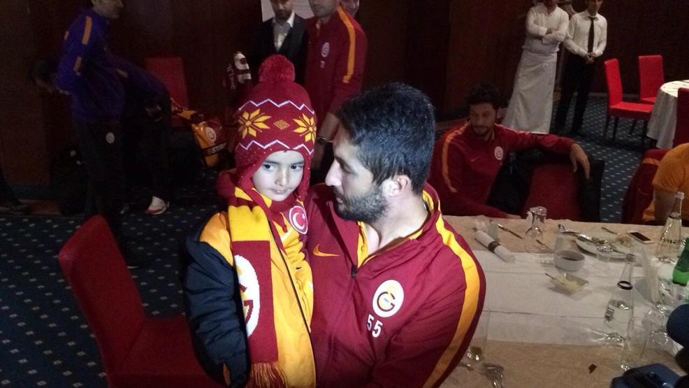 Galatasaraylı futbolcular küçük Asafla buluştu