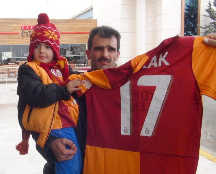 Galatasaraylı futbolcular küçük Asafla buluştu