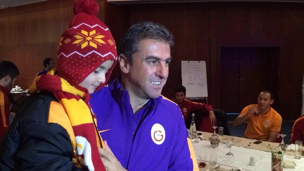 Galatasaraylı futbolcular küçük Asafla buluştu